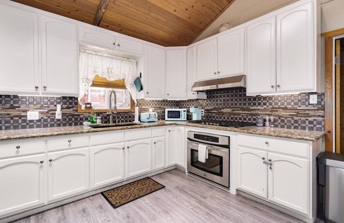 Big Bear City Cabin | Walk 2 Lake, Oktoberfest, Dining & Shops, King Bed, 55" TVs+Fenced Yard 4 Pets