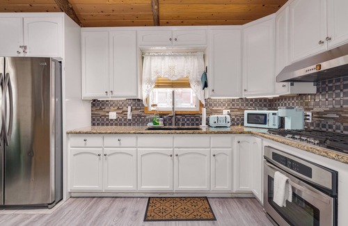 Big Bear City Cabin | Walk 2 Lake, Oktoberfest, Dining & Shops, King Bed, 55" TVs+Fenced Yard 4 Pets