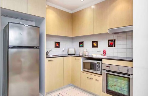 City West Apartment | Walk to ANU - Exclusive apartment with secure parking, gym, pool and sauna.