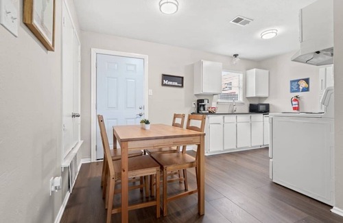 Central Arlington Apartment | Walk to AT&T Stadium! Clean and Spacious with fast Wi-Fi