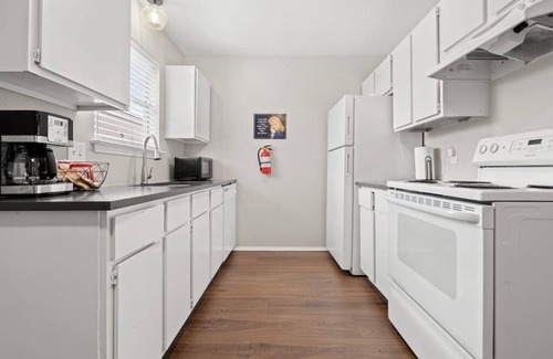 Central Arlington Apartment | Walk to AT&T Stadium! Clean and Spacious with fast Wi-Fi