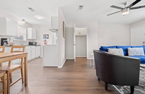 Central Arlington Apartment | Walk to AT&T Stadium! Clean and Spacious with fast Wi-Fi