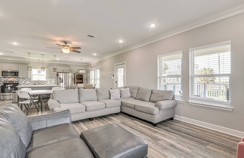 Galveston House | Walk to Beach: Group Getaway in Galveston!