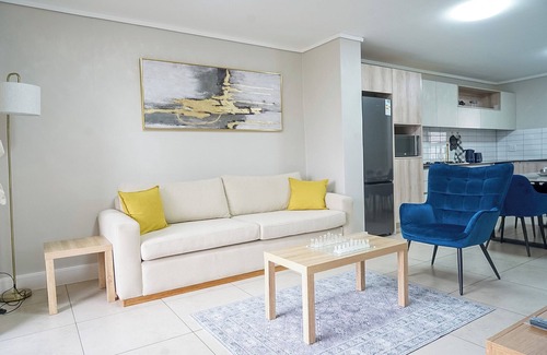 Century City Apartment | Walk to Canal Walk - Modern Flat - Free WiFi - Free Parking