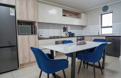 Century City Apartment | Walk to Canal Walk - Modern Flat - Free WiFi - Free Parking