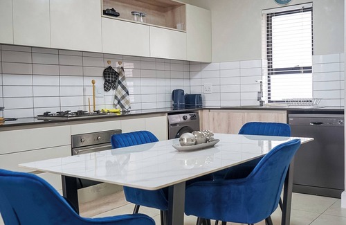 Century City Apartment | Walk to Canal Walk - Modern Flat - Free WiFi - Free Parking