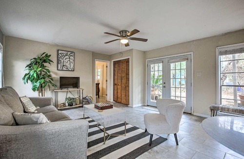 San Leon Villa | Walk to Coast Galveston Bay Retreat with Grill