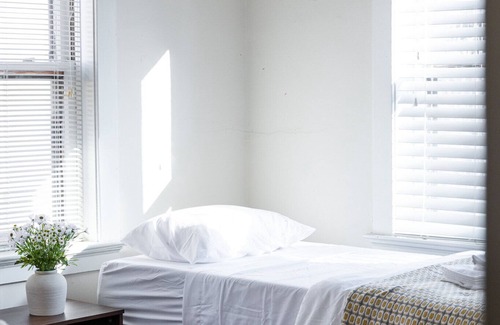 University City Apartment | Walk to Delmar Loop | Airy 2nd floor w King bed