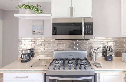 Dover Apartment | Walk to Dover Beach, Vibrant Gap Nearby