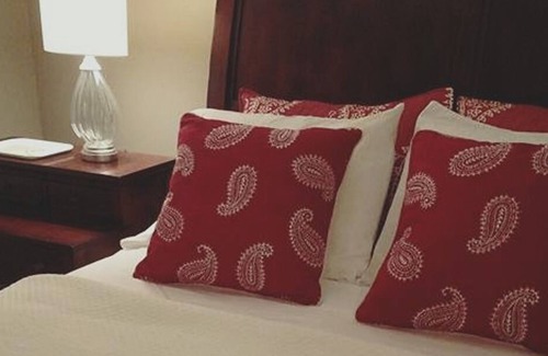 Newnan Cottage | Walk To Downtown Newnan Restaurants and Activities