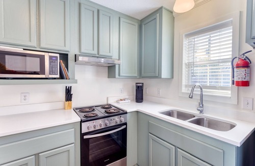 Ocean Springs House | Walk to Downtown Ocean Springs from your private cottage