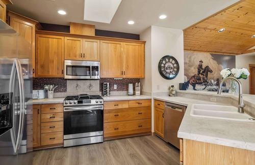 Sisters House | Walk to Downtown with Pool, Hot Tub + more access