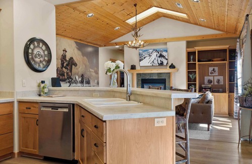 Sisters House | Walk to Downtown with Pool, Hot Tub + more access