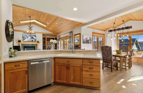 Sisters House | Walk to Downtown with Pool, Hot Tub + more access