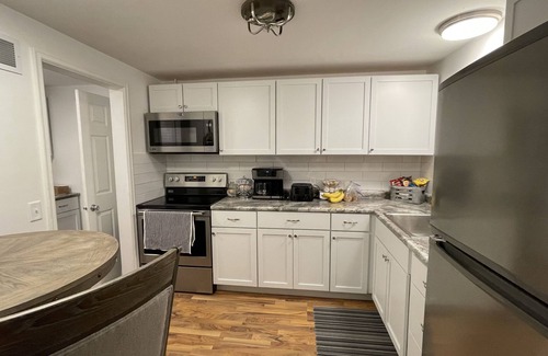 Knoxville House | Walk to Knoxville Raceway! 3BR, Fire Pit, Near Lake Red Rock & Pella