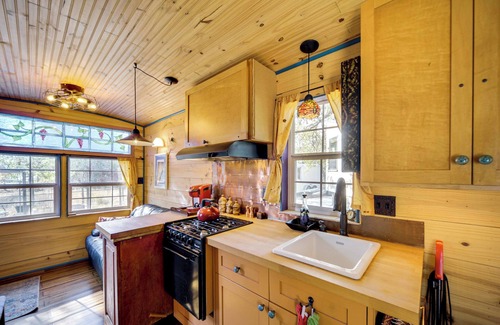 Lakeway Apartment | Walk to Lake Travis: Austin Tiny Home w/Hot Tub!