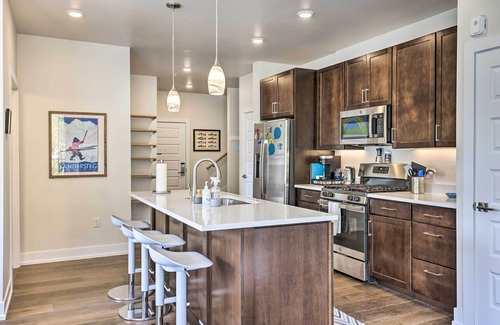 Lakeside Village Condo | Walk to Lifts: Condo w/Mtn Views in Keystone!