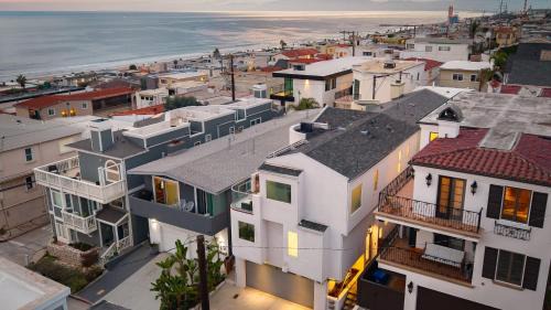 The Strand House | Walk to Manhattan Beach Pier Ocean Views Balcony Peloton Casa Del Mar by AvantStay