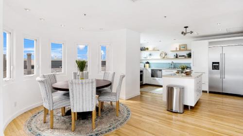 The Strand House | Walk to Manhattan Beach Pier Ocean Views Balcony Peloton Casa Del Mar by AvantStay