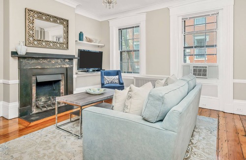 Beacon Hill Apartment | 🌳Walk to MGH🏨Private Patio🌲5 Star🌻Disinfected🐶Dogs Ok🌳Laundry on Site🌳