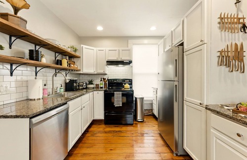 Victorian Village Condo | Walk to OSU/Short North ~ Free Parking ~ Fire Pit