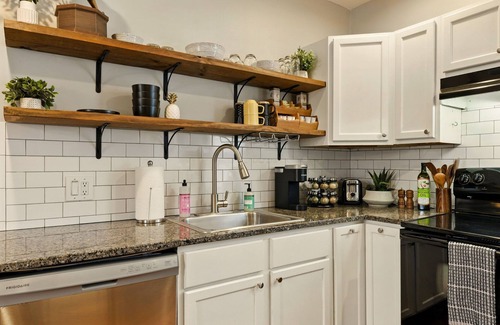 Victorian Village Condo | Walk to OSU/Short North ~ Free Parking ~ Fire Pit