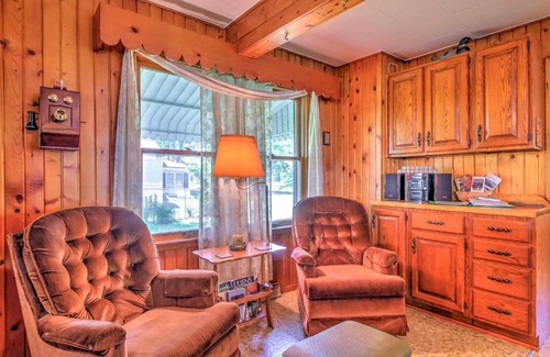 Bellevue House | Walk to River! Its A Wonderful Life Cottage