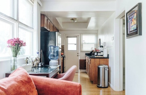 The Flats Apartment | Walk to Rodeo Drive and the Stylish Shops and Restaurants - Comfy One-Bedroom