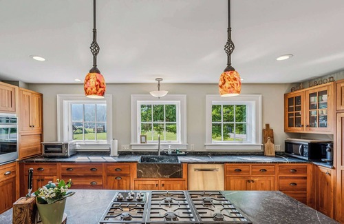 South Pomfret House | Walk to S6! Pool Table/Fireplace - Saskadena Lodge