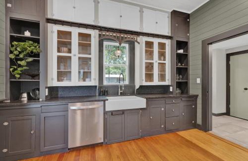 New Braunfels House | Walk to Schlitterbahn with Firepit