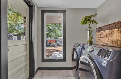 New Braunfels House | Walk to Schlitterbahn with Firepit