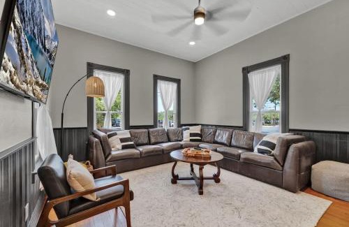 New Braunfels House | Walk to Schlitterbahn with Firepit