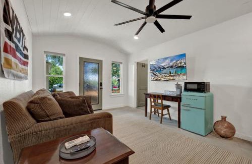 New Braunfels House | Walk to Schlitterbahn with Firepit