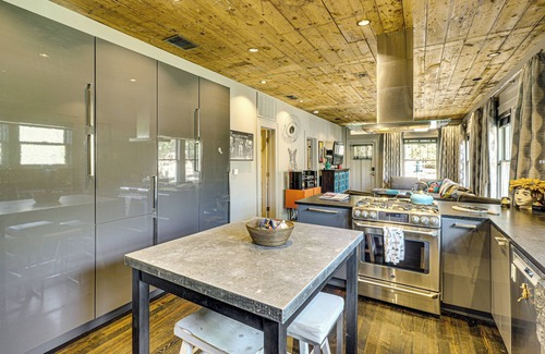 Bouldin House | Walk to SoCo: Home w/Decks & City Views in Austin