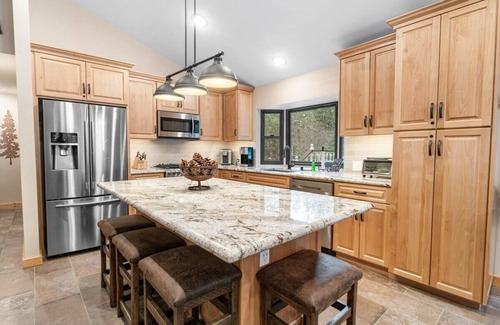 Summit Estates House | Walk to Summit, Spa, BBQ, Fireplace