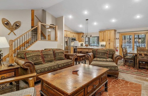 Summit Estates House | Walk to Summit, Spa, BBQ, Fireplace