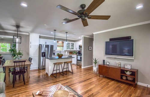 New Braunfels House | Walk to the Comal, Schitterbahn and downtown New Braunfels! Dog friendly.