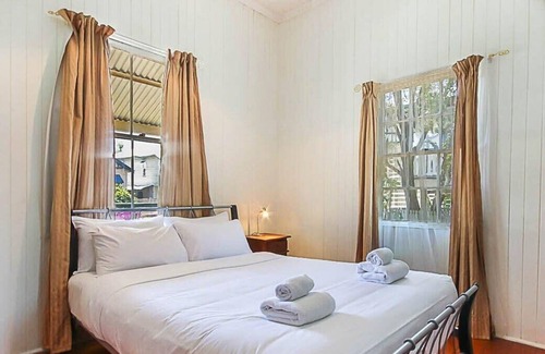 Woolloongabba Apartment | Walk to the ☆GABBA☆ Charming Character Home