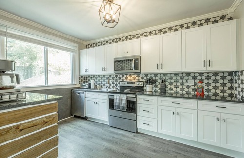 North Chattanooga House | WALK to top Chattanooga action from this Fun Fabulous Family/Friend(ly) Home!