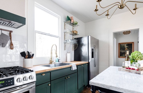 Fayetteville House | WALK TO TOWN + Restored Vintage Vibe + Sleeps 8