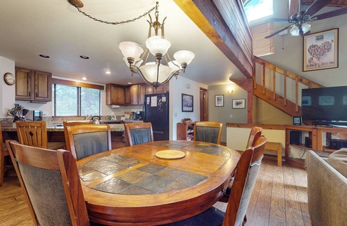 Mammoth Lakes Condo | Walk to Town, Updated Townhome with Gas Grill, Year Round Hot Tub