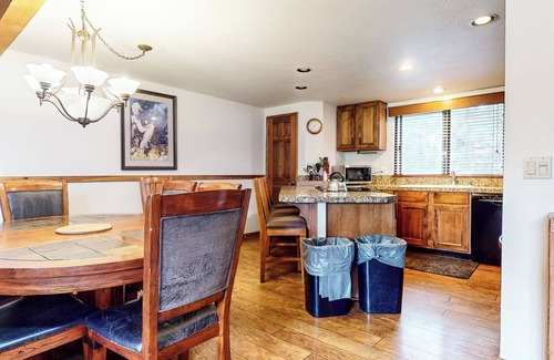 Mammoth Lakes Condo | Walk to Town, Updated Townhome with Gas Grill, Year Round Hot Tub