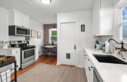 West Ridge House | Walk to Wineries & Restaurant’s!