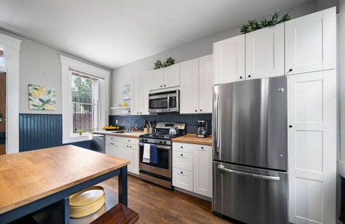 Over-the-Rhine Apartment | Walkable 2BR near Findlay Market | Downtown | Stadiums