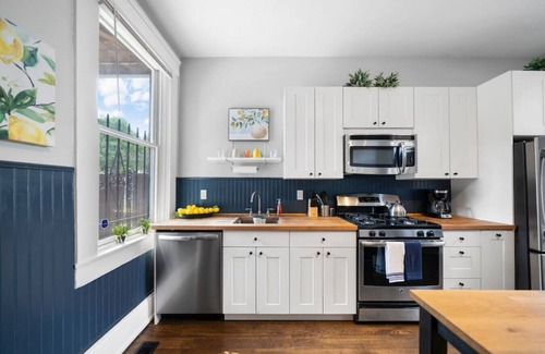 Over-the-Rhine Apartment | Walkable 2BR near Findlay Market | Downtown | Stadiums