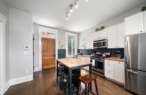 Over-the-Rhine Apartment | Walkable 2BR near Findlay Market | Downtown | Stadiums
