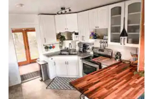 Petersburg House | Walkable 3 Bedroom Duplex with private Hot Tub, Porch, and Scenic Views