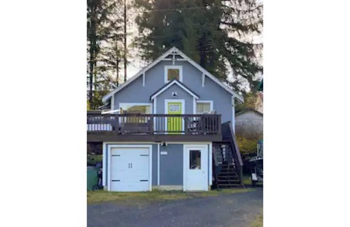 Petersburg House | Walkable 3 Bedroom Duplex with private Hot Tub, Porch, and Scenic Views