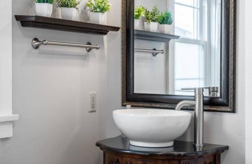 Columbus Apartment | Walkable Downtown Columbus Historic Home, FREE Bikes to use