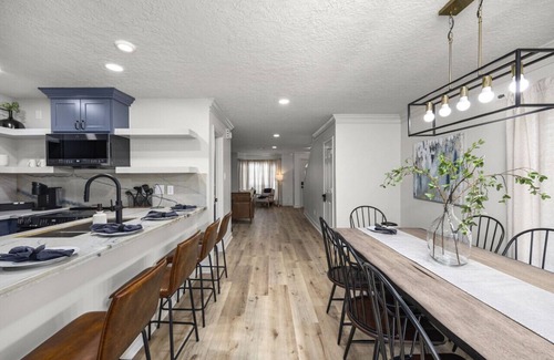 Montrose Villa | Walkable Montrose 2BR | Houston Mural | Sleeps 9